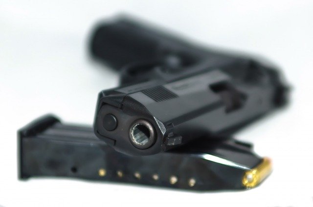 הוצאת רישיון נשק, חידוש רישיון ותנאים לביטול רישיון בהתאם לחוק כלי ירייה